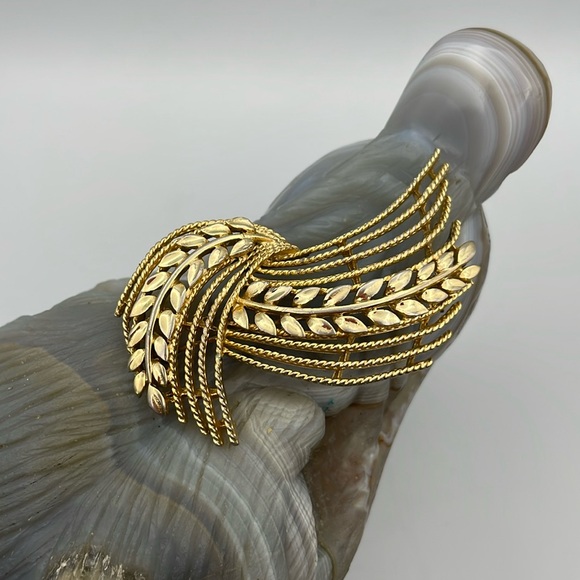 Lisner Jewelry - Lisner brooch